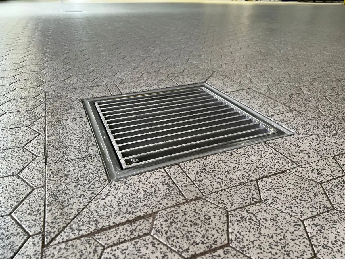 Desagüe de suelo con tapa de escalera, adaptado para suelos de baldosas cerámicas industriales