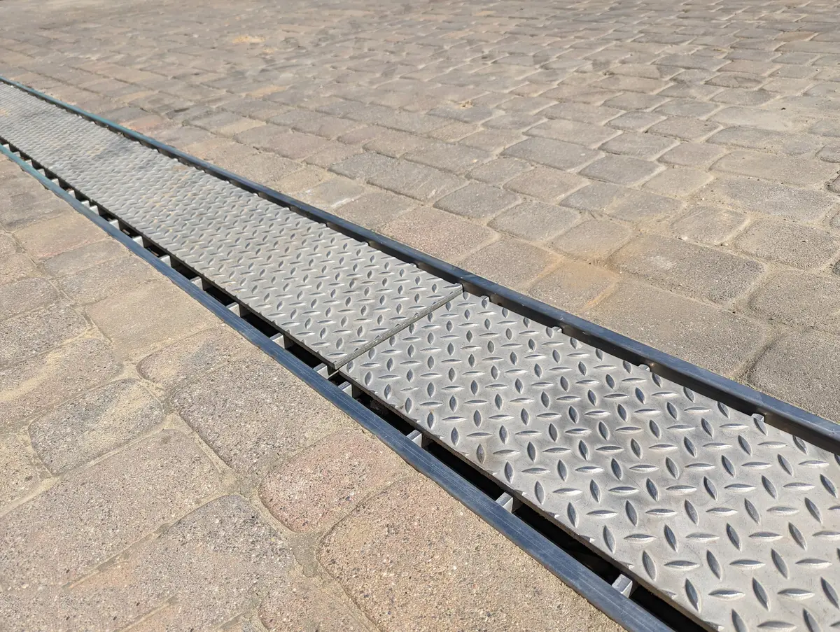 Canal de drenaje de acero inoxidable con tapa estriada para arquitectura de jardines