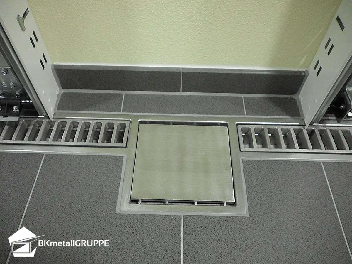 Canal de drenaje para garaje con tapa de escalera y entrada con tapa de placa