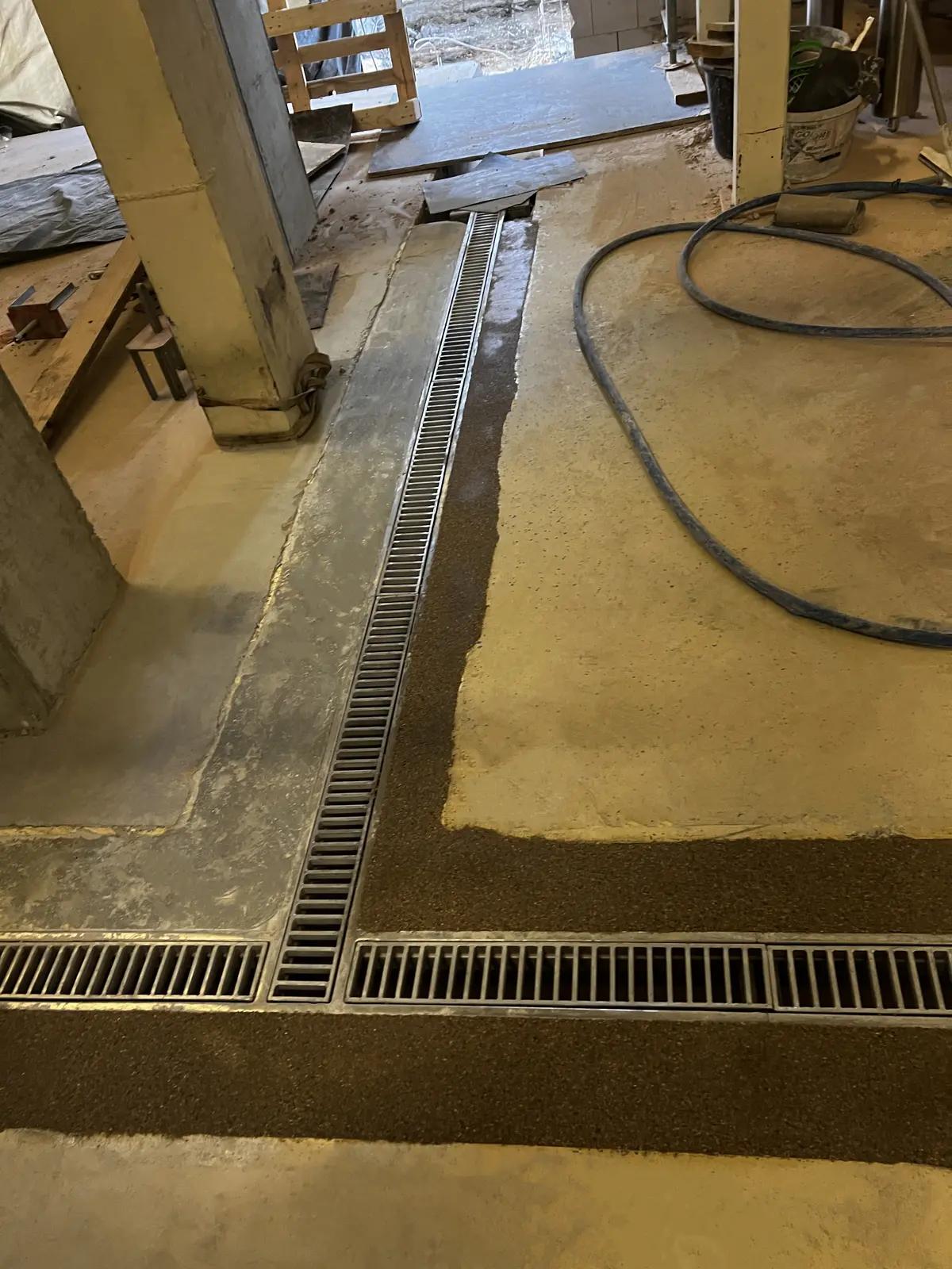 Instalación de un canal de drenaje con cubiertas de escalera 25x8mm