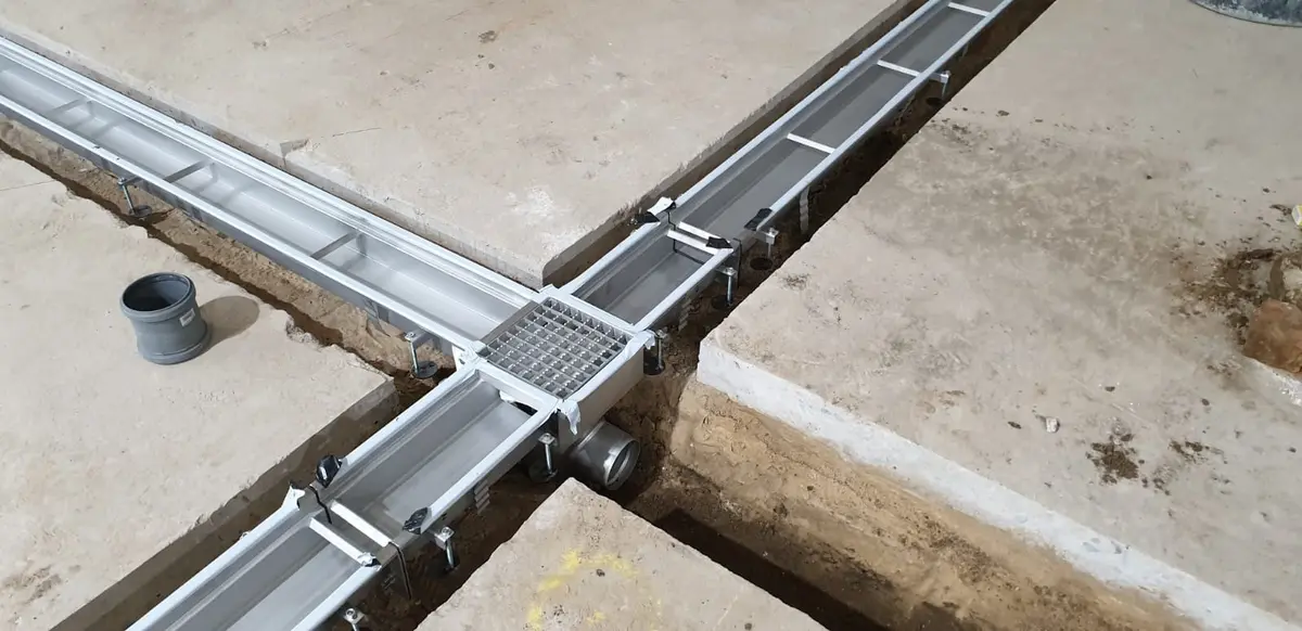 Renovaciones de suelos - instalación de canales de drenaje con cubiertas de escalera de alta resistencia