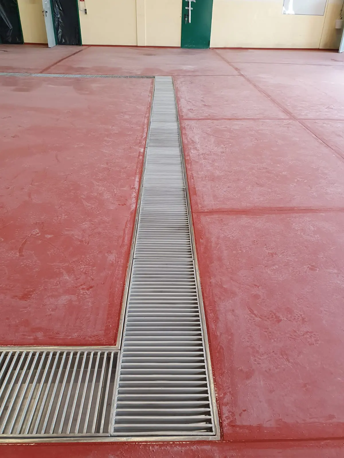 Canal de drenaje industrial con tapa de escalera