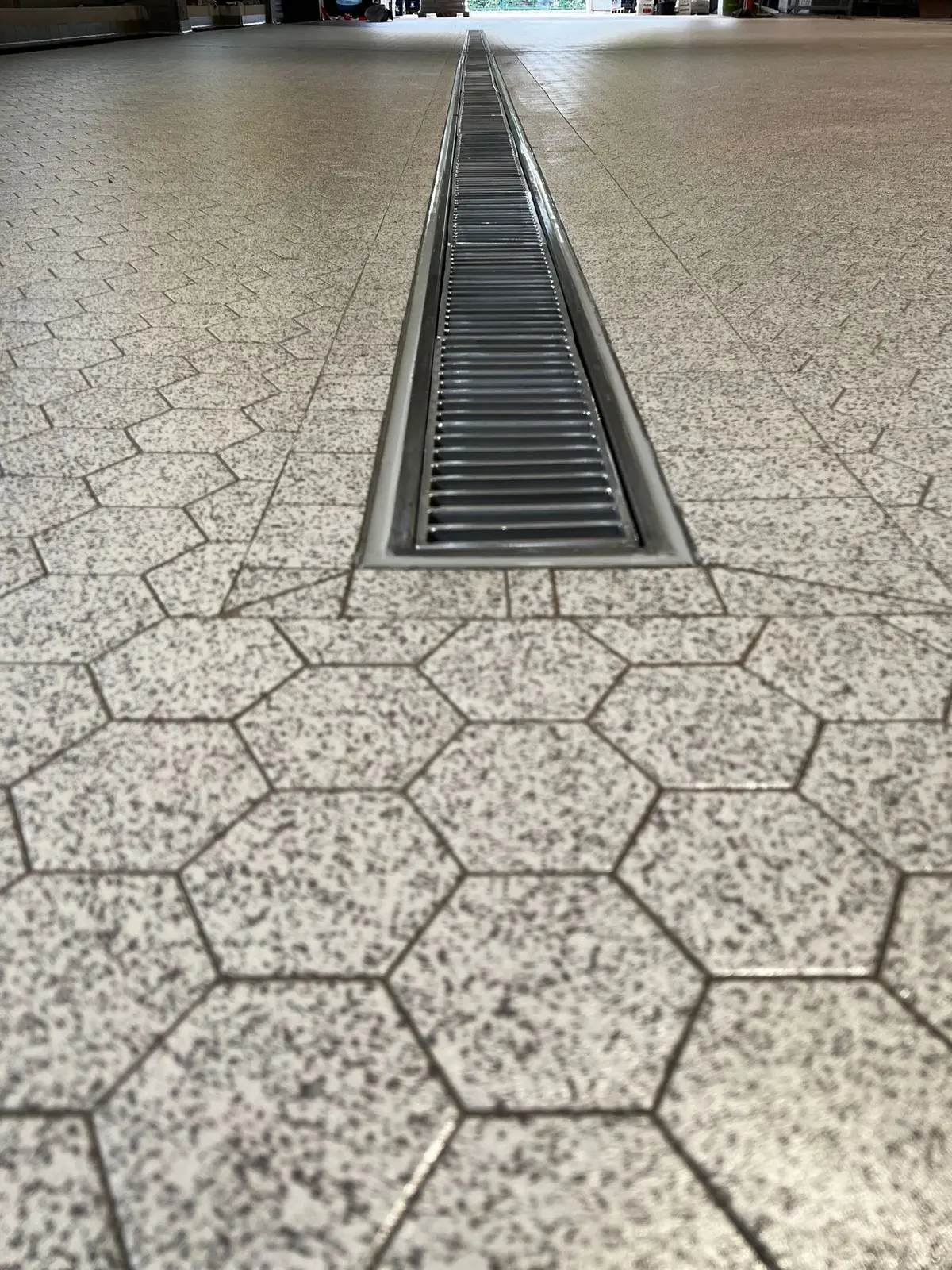 Canal de drenaje de 200 mm de ancho con tapa de escalera en una cervecería alemana