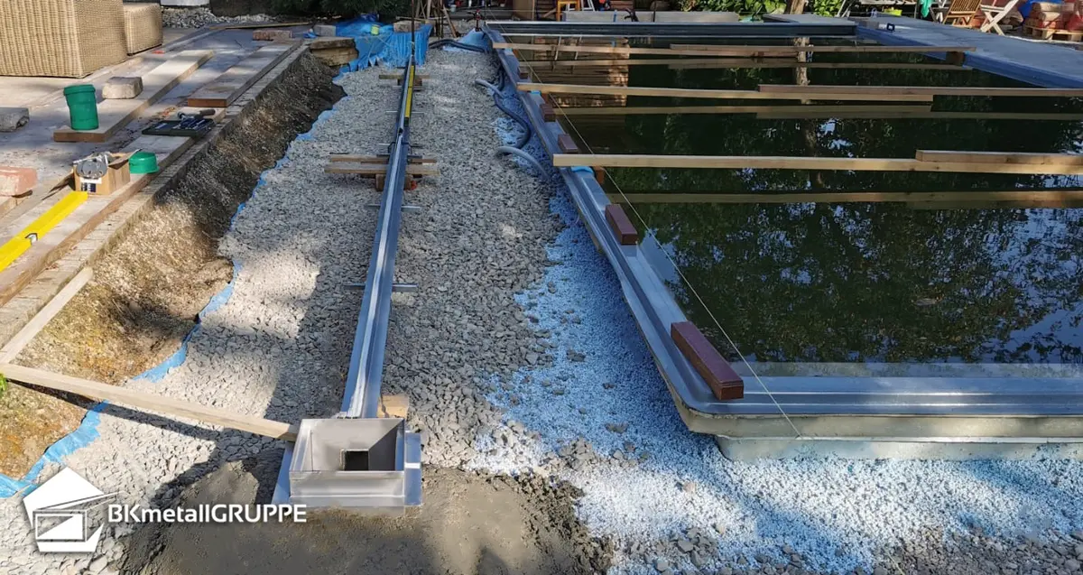 Canal de ranura para piscinas instalado en la casa de un cliente privado