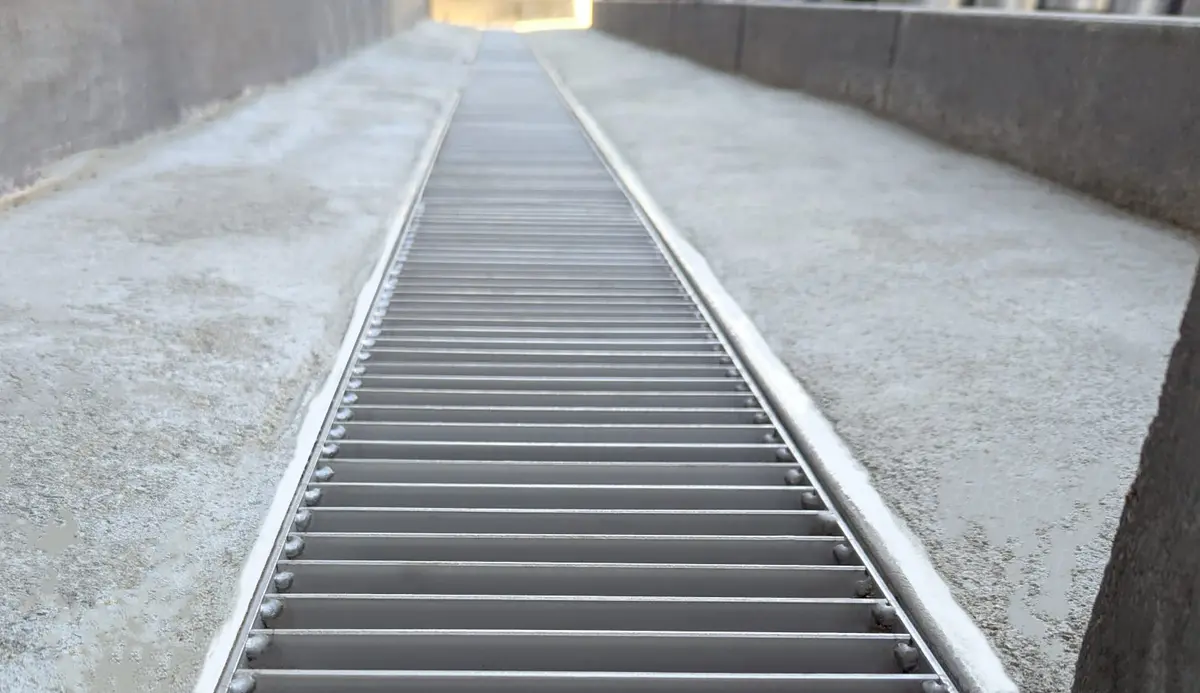 Canal de drenaje de acero inoxidable con tapa de escalera para áreas públicas